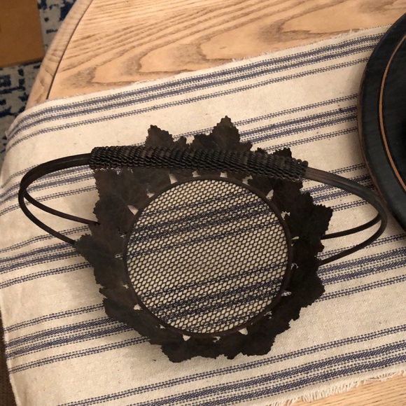 Rustic leaf basket - Picture 2 of 3